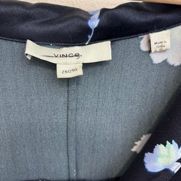 Vince Designer
Sea Carnation Print Silk Blouse 2X 100% silk - Picture 4 of 5